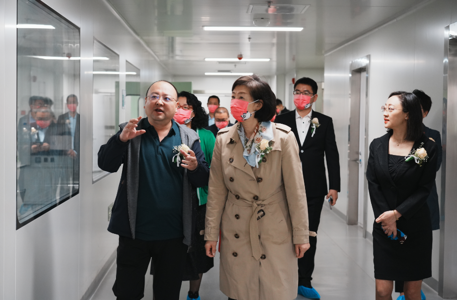 張衛(wèi)中董事長在為張曉清書記詳細(xì)介紹實驗室